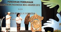 Pembukaan Indonesia MDG Awards 2012 ditandai dengan pemukulan gong oleh Presiden SBY. Setpres.
