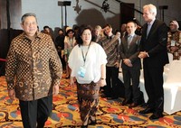 Presiden SBY didampingi Utusan Khusus Presiden untuk MDGs Nila Moeloek tiba di lokasi acara. Indonesia MDG Awards sendiri merupakan sebuah forum tahunan untuk memberi apresiasi bagi para pelaku pembangunan berwawasan MDGs terbaik dari seluruh daerah di IMA 2012 mengusung tema 'Beraksi untuk Negeri'. Setpres.