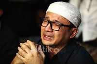 Adi terlihat emosional saat memberikan klarifikasinya.