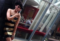 Nagoya Victoria tampil dengan mini dress bernuansa hitam-gold.