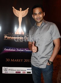 Pose Teuku Wisnu di depan kamera.