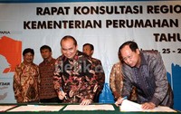 Menteri Perumahan Rakyat Djan Faridz dan Dirjen Menakertrans Ruslan Irianto Simbolon melakukan penandatanganan.