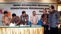 Menteri Perumahan Rakyat Djan Faridz dan Dirjen Menakertrans Ruslan Irianto Simbolon menyaksikan penandatangananan kerjasama.
