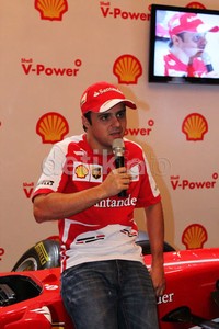 Setelah ditunggu cukup lama, Massa akhirnya muncul di hadapan media sekitar pukul 14.30 WIB. Pebalap berusia 31 tahun itu mengenakan T-Shirt dan topi merah Ferrari dan celana jins biru.