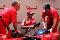Di lokasi acara, Massa yang biasanya berada di balik kemudi mobil Ferrari sempat mengikuti pit stop challenge. Dia dengan dibantu dua kru Ferrari beradu cepat mengganti ban mobil F1 dengan beberapa peserta lainnya.