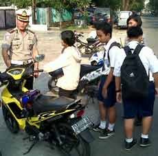 Pelajar Tak Berhelm Diberi Sanksi