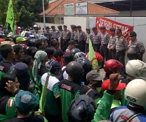 Ratusan Buruh Perusahaan Asing di Gresik Tuntut Kenaikan UMK