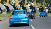 Toyota Etios yang dibekali mesin 1.2 liter dengan kode 3NR, 4 silinder melaju dari Surabaya menuju Madura.