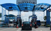 Rombongan Toyota Etios memasuki Tol Surabaya.