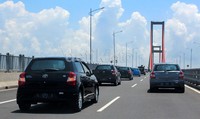 Saat dipacu pada kecepatan 120 km/jam, mobil tersebut masih terasa enak dan stabil, tidak terasa bergoyang. Suspensi pun cukup mantap dan empuk.