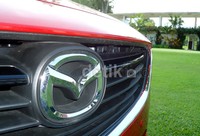 Logo Mazda. Mazda6 memiliki fitur i-Stop yang juga dapat diaktifkan pada saat kendaraan berhenti total sebagai alat deteksi untuk menghindari pencurian.