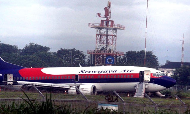 Pesawat Sriwijaya Tergelincir di Bandara Internasional Minangkabau Pesawat Sriwijaya Tergelincir di Bandara Internasional Minangkabau