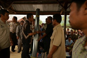 Bupati Pakpak Bharat Bantu Korban Puting Beliung