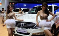 Para model berpose dengan mobil yang dipamerkan di Bangkok International Motor Show.