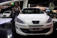Senyum manis para wanita itu mencoba mencuri perhatian pengunjung.