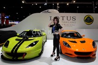 Aksi para model tersebut tidak kalah menarik dari mobil-mobil terbaru yang dipajang.
