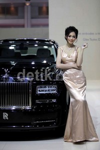 Seorang model cantik berpose dengan salah satu mobil yang dipamerkan.