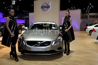 Aksi para model tersebut tidak kalah menarik dari mobil-mobil terbaru yang dipajang.