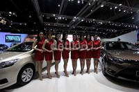 Delapan model berpose bersama di salah satu booth Bangkok Motor Show 2013.