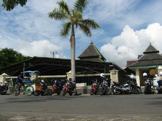 Masjid 4 Abad di Sulsel Ini Terbuat Dari Putih Telur