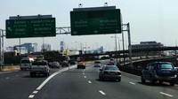 Sejumlah kendaraan melintas di jalanan di Bangkok.