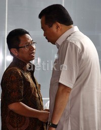 Tjatur Sapto berbincang dengan salah seorang kerabatnya di ruang tunggu KPK. Ramses/detikFoto.