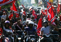 Setelah mengibarkan bendera GAM tersebut, sebagian warga juga berkonvoi dengan menggunakan puluhan sepeda motor dan mobil. Mereka membawa bendera berukuran besar. Feri Fernandes/detikNews.