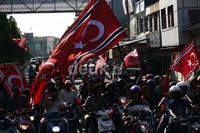 Bendera sempat diamankan petugas kepolisian setempat. Namun hingga kini, bendera berwarna merah dan bergambar bintang bulan itu masih ditemukan berkibar di sejumlah daerah. Feri Fernandes/detikNews.