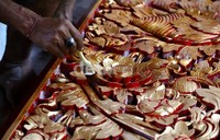 Seni ukir kayu di Bali telah menjadi daya tarik wisatawan.