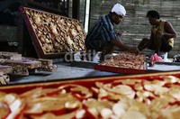 Bahan-bahan seni patung kayu ini ada yang berasal dari pulau Bali sendiri dan ada yang didatangkan dari luar pulau seperti kayu cendana, eboni, dan mahoni.
