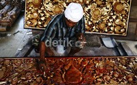 Masyarkat Bali telah mengalami transformasi budaya dari masyarakat agraris ke masyarakat pengrajin dan kini berlanjut ke masyarakat jasa, baik jasa perdagangan maupun jasa pengadaan cindera mata bagi wisatawan.     