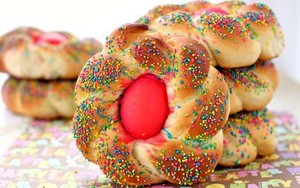 Roti Paskah Khas Italia, Berhias Telur Rebus Warna-Warni