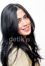 Aih, Manisnya Senyuman Jessica Iskandar