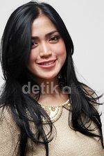 Aih, Manisnya Senyuman Jessica Iskandar
