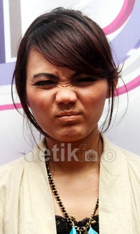 Muka jelek Rina Nose. GusmundetikFoto.
