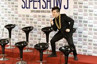 Shindong berpose kocak saat memasuki ruangan jumpa pers. Reuters/TenAsia/Chae Ki-won.