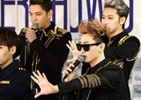 Eunhyuk tampil dengan rambutnya yang coklat dan kacamata hitam. Reuters/TenAsia/Chae Ki-won.