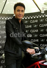 Ello tersenyum di depan kamera. Mauludi/detikFoto.