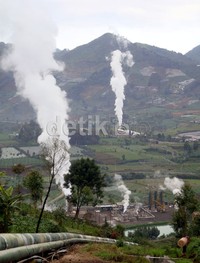 Seorang petani menuruni bukit dekat dengan pipa instalasi PLTP Dieng