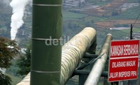 Jalur pipa dari sumur PLTP untuk menggerakkan generator turbin.