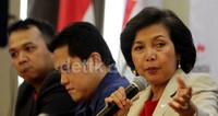 Ketua Umum KOI Rita Subowo (kanan) didampingi Dokter Tim Indonesia Olimpiade London 2012, Dr Andi Kurniawan menjelaskan kondisi operasi cedera lutut atlet angkat besi peraih medali perak di Olimpiade London 2012, Triyatno yang telah berjalan dengan sukses.