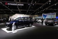 Para pengunjung melihat-lihat mobil yang dipamerkan di booth Mitsubishi dan Ssangyong.