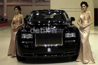 Dua orang model berpose dengan salah satu mobil yang dipamerkan.
