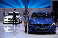 Model berpose dengan moobil BMW di Bangkok Motor Show 2013.