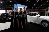Aksi para model yang menghiasi pameran mobil tersebut tidak kalah menarik dari mobil-mobil terbaru yang dipajang.