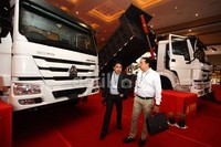     Pengunjung melihat truk-truk yang dipamerkan di The 4th Indonesia International Bus, Truck and Commercial Vehicle Exhibition.