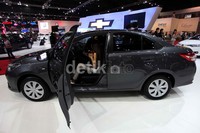 Beberapa pengujung melihat-lihat interior Vios.