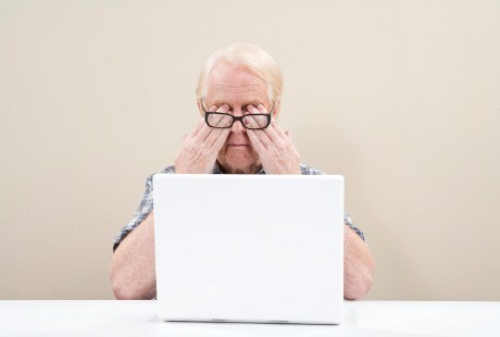 Mata Lelah & Tambah Minus karena Sering Mantengin Layar Komputer