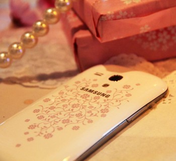 Adalah Samsung seri Galaxy Tab 2.70, Galaxy S III Mini, Galaxy Y dan Citrus yang dihiasi motif bunga di bagian bezel depan dan penutup baterai bagian belakang.