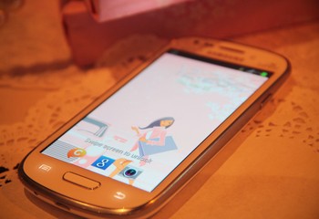 Dalam perilisan di Tanah Air, Samsung bekerja sama dengan Lux Beauty Body Wash dan Bank Internasional Indonesia (BII). BII memberikan salah satu koleksi ini secara cuma-cuma bagi nasabah wanita yang membuka rekening Tabungan BII Woman One dengan saldo awal Rp 5 juta.